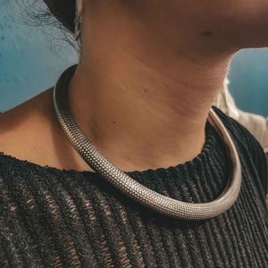 Gargantilla Ira plateada, collar minimalista grueso, gargantilla de tubo texturizado