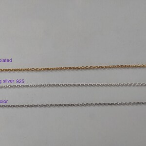 Op de afbeelding: Drie kettingschakels, een verguld, een sterling zilver 925 en een zilverkleurig.