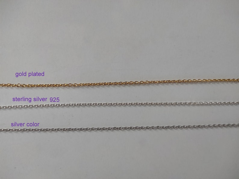 Op de afbeelding: Drie kettingschakels, een verguld, een sterling zilver 925 en een zilverkleurig.