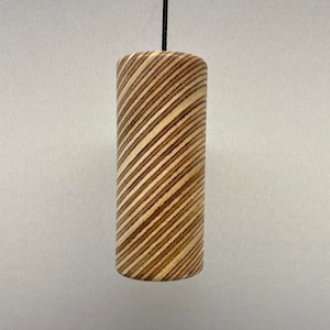 Interruptor de luz moderno con tirador de cordón de contrachapado de abedul hecho a mano