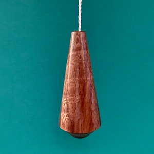Poignée légère ou cordon faite main en noyer américain, accessoires de salle de bain contemporains, article de décoration d'intérieur contemporain. Idées cadeaux