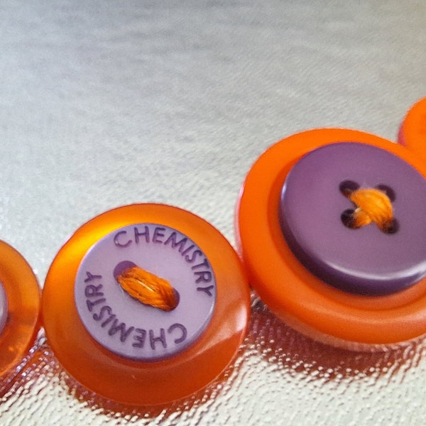 Tour de cou avec collier bouton orange et violet