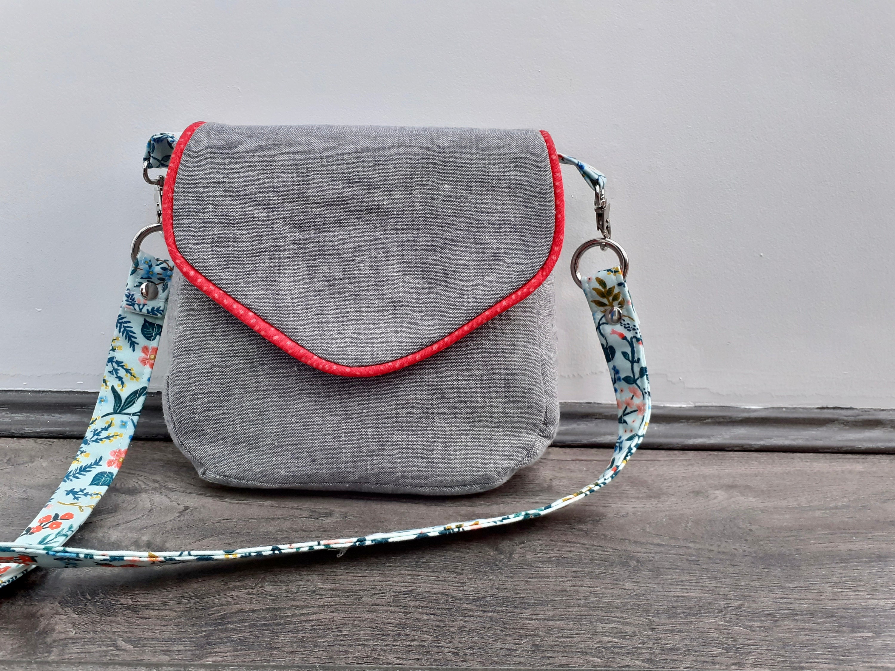 SAMPLE Small linen bag with optional belt clipon