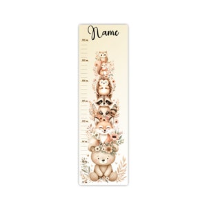 Könnte beinhalten: Ein beiger Wachstumsschlüssel mit einem braunen Teddybär, Fuchs, Waschbär, Igel und Eichhörnchen. Die Karte hat einen weißen Hintergrund mit schwarzem Text, der "Name" lautet.