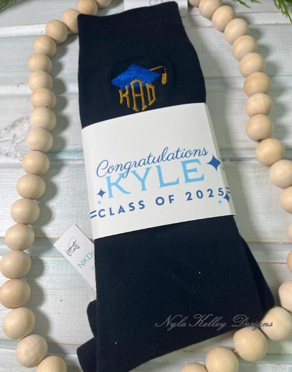 New* Men's Grad Gift Set Argyle Cotton Monogram Embroidery Dress Casual Socks Graduation Hat Diamond Font+SOCK Wrap Sz 10-13 1pr