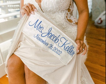 Vestido de novia bordado personalizado con nuevo apellido y etiqueta grande: pancarta nupcial, algo azul