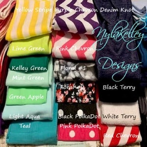 Pu&ograve; includere: Una collezione di campioni di tessuto in vari colori e motivi, tra cui strisce rosa, strisce gialle, chevron viola, nodo denim, azzurro baby, strisce turchesi, turchese, verde lime, chevron rosa, floreale, spugna nera, strisce rosse, marrone, mela verde, lavanda, acquamarina chiaro, viola, verde acqua, pois neri, spugna bianca, pois rosa, chevron rosso, blu reale, blu navy chiaro, blu navy, bianco, grigio scuro, grigio e nero. I campioni sono disposti in righe e colonne, con i nomi di ogni colore e motivo scritti sotto. Il testo "Mysabelay Designs" &egrave; scritto al centro dell'immagine.