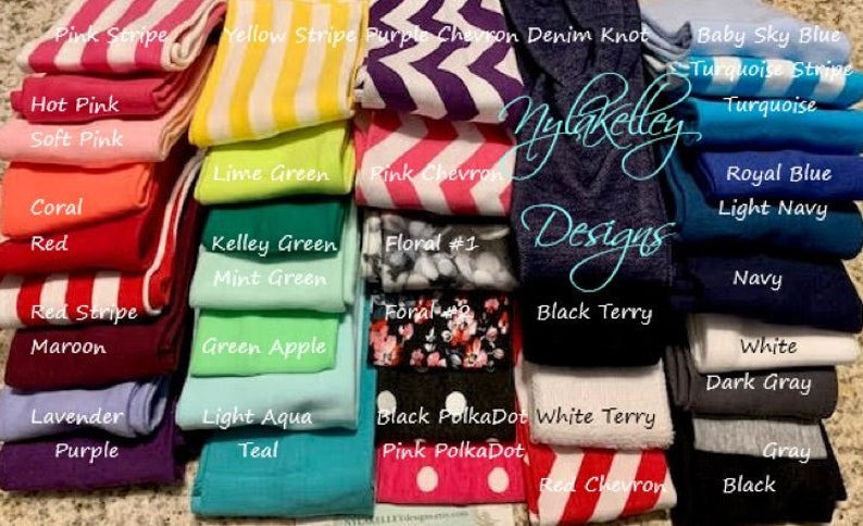 Pu&ograve; includere: Una collezione di campioni di tessuto in vari colori e motivi, tra cui strisce rosa, strisce gialle, chevron viola, nodo denim, azzurro baby, strisce turchesi, turchese, verde lime, chevron rosa, floreale, spugna nera, strisce rosse, marrone, mela verde, lavanda, acquamarina chiaro, viola, verde acqua, pois neri, spugna bianca, pois rosa, chevron rosso, blu reale, blu navy chiaro, blu navy, bianco, grigio scuro, grigio e nero. I campioni sono disposti in righe e colonne, con i nomi di ogni colore e motivo scritti sotto. Il testo "Mysabelay Designs" &egrave; scritto al centro dell'immagine.