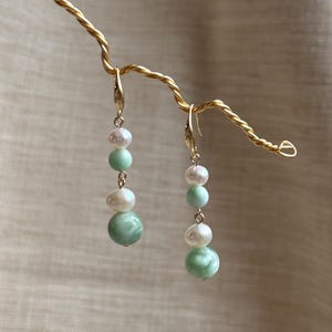 Kolczyki z pereł i zielonego miętowego kamienia księżycowego || elegancka biżuteria, prezent dla mamy, śliczne eleganckie, personalizowane, kapryśne i pełne wdzięku kamienie szlachetne