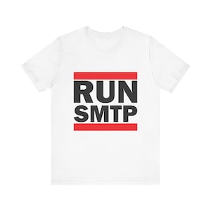 Könnte beinhalten: Weißes T-Shirt mit einer roten und schwarzen Grafik, auf der "RUN SMTP" steht.