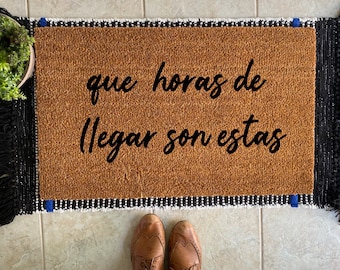 Que horas de llegar son estas doormat, doormat in Spanish, funny doormat in Spanish, doormat with Spanish phrase, latinx doormat, cute mat