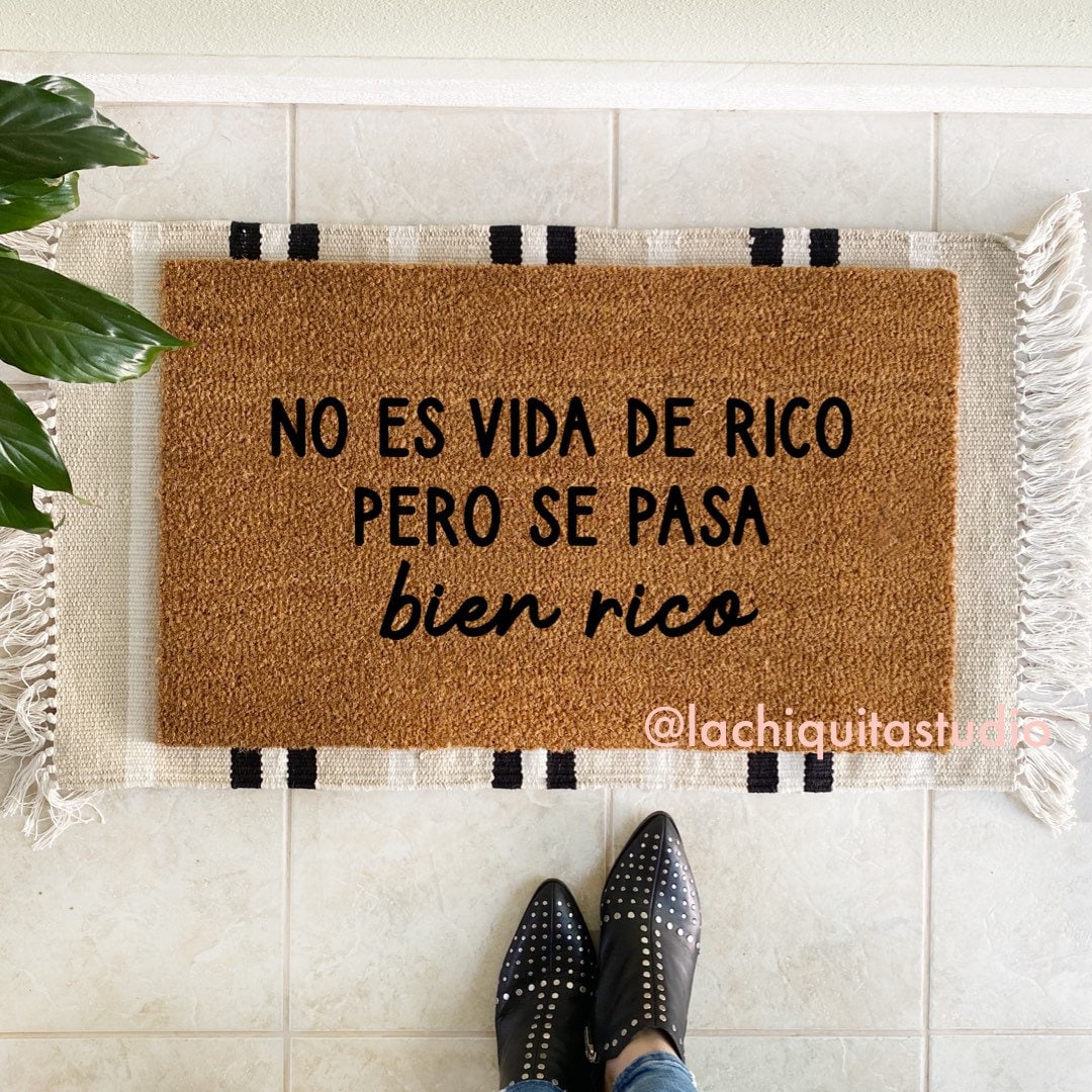 No Es Vida De Rico Pero Se Pasa Bien Rico Doormat. Doormat in Spanish