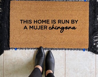 aqui vive una mujer CHINGONA (buenas vibras bienvenidas) - Doormat