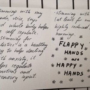 Pu&ograve; includere: Nota scritta a mano su carta bianca con inchiostro nero. La nota dice "Stimming with my hands, voice, toys and whole body helps me self regulate. Stimming for autistics is a healthy way to help dealing with anxiety, it helps regulate emotions and sensory input." La nota dice anche "Stimming with toys (at least for me) highly reduced self harming. FLAPPY HANDS are HAPPY HANDS".