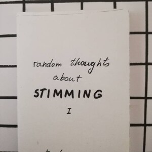 Pu&ograve; includere: Un biglietto bianco con testo scritto a mano in nero che dice "random thoughts about STIMMING I by Lex".