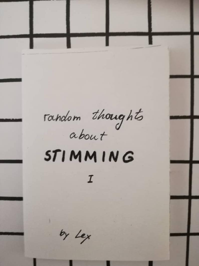Pu&ograve; includere: Un biglietto bianco con testo scritto a mano in nero che dice "random thoughts about STIMMING I by Lex".