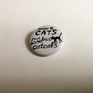 Plus de chats, moins de sifflets-pin badge bouton image 1