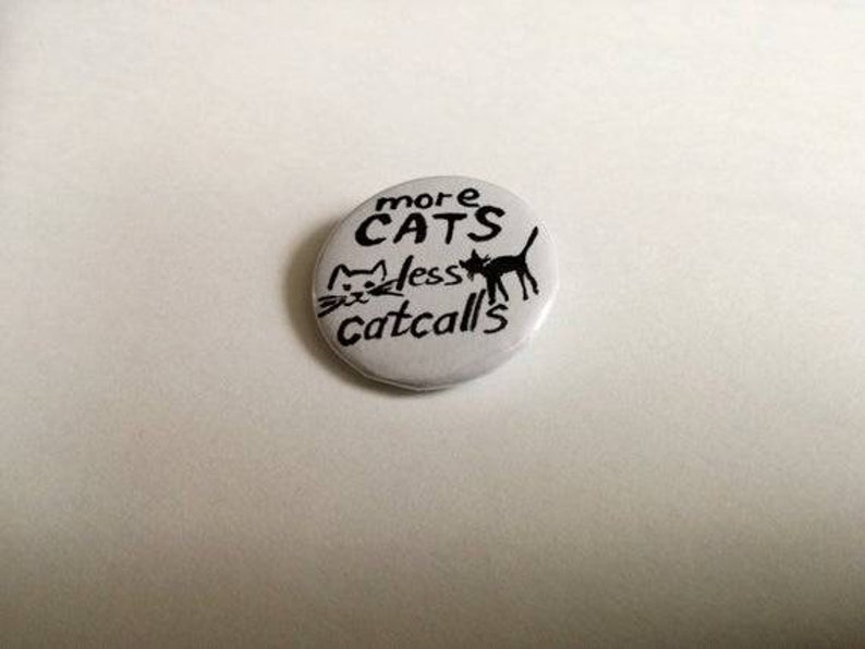 Plus de chats, moins de sifflets-pin badge bouton image 1