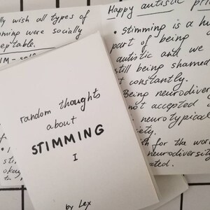 Pu&ograve; includere: Due pagine scritte a mano con inchiostro nero su carta bianca. La pagina superiore dice "Happy autistic pride" e discute lo stimming. La pagina inferiore dice "random thoughts about stimming" e include il testo "I really wish all types of stimming were socially acceptable. STIM - socially acceptable. Stimming is a huge part of being autistic and we are still being shamed for it constantly. Being neurodivergent not accepted in neuro typical society. Sh for the world neurodiversity is accepted."