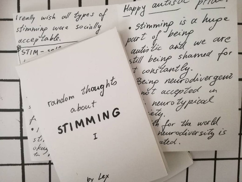 Pu&ograve; includere: Due pagine scritte a mano con inchiostro nero su carta bianca. La pagina superiore dice "Happy autistic pride" e discute lo stimming. La pagina inferiore dice "random thoughts about stimming" e include il testo "I really wish all types of stimming were socially acceptable. STIM - socially acceptable. Stimming is a huge part of being autistic and we are still being shamed for it constantly. Being neurodivergent not accepted in neuro typical society. Sh for the world neurodiversity is accepted."