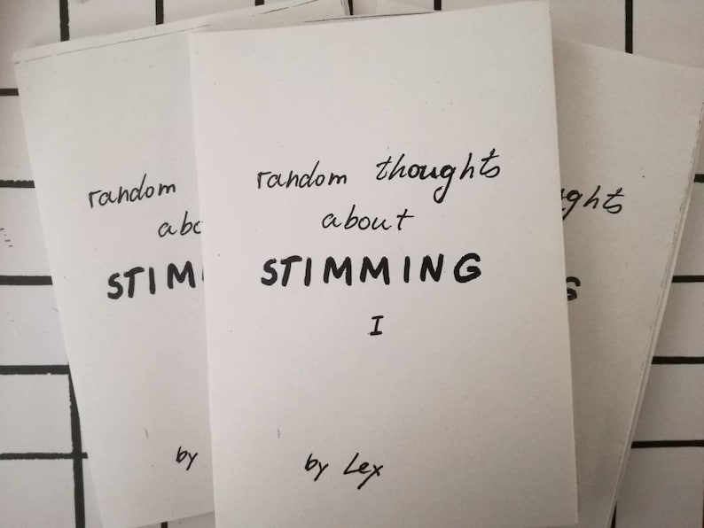 Pu&ograve; includere: Tre copertine di libri bianche con testo scritto a mano in nero. Il testo sulla copertina centrale dice "random thoughts about STIMMING I by Lex".