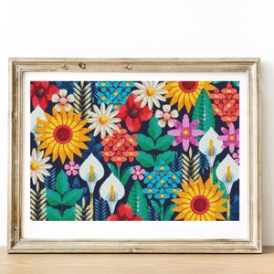 Op de afbeelding: Een ingelijst drukwerk met een kleurrijk bloemenpatroon met verschillende bloemen, waaronder zonnebloemen, lelies en madeliefjes, op een donkerblauwe achtergrond.