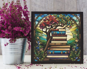 Könnte beinhalten: Ein gerahmtes Buntglaskunstwerk, das einen Baum mit bunten Blättern und einen Stapel Bücher darstellt. Der Baum steht vor einem Hintergrund aus blauem Himmel und grünen Hügeln. Das Kunstwerk ist in einem dunklen Holzrahmen gerahmt.