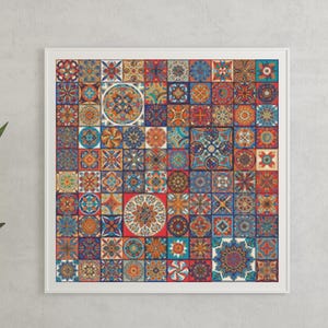 Könnte beinhalten: Ein gerahmtes Kunstwerk mit einem Mosaik aus farbenfrohen, gemusterten Quadraten. Die Quadrate zeigen aufwendige Designs in Blau-, Orange-, Rot- und Goldtönen. Das Kunstwerk ist in einem weißen Rahmen eingefasst.