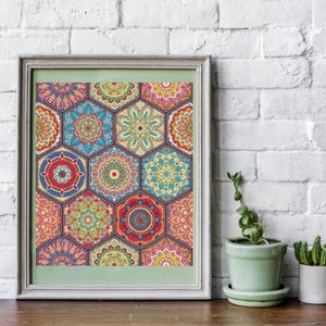 Op de afbeelding: Een ingelijst afdruk van een kleurrijk geometrisch patroon met zeshoekige vormen en ingewikkelde ontwerpen. Het patroon bevat een verscheidenheid aan kleuren, waaronder rood, blauw, groen, geel en oranje.