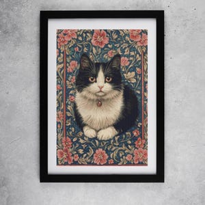 Puede incluir: Impresión enmarcada de un gato blanco y negro con ojos naranjas, sobre un fondo de tapiz floral en tonos azules, rosas y verdes. El gato lleva un pequeño collar. La impresión está encerrada en un marco negro.