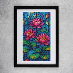 Può includere: Opera d'arte incorniciata con una raffigurazione in stile vetrata di ninfee rosa. I gigli hanno centri gialli e sono circondati da foglie di ninfea verdi e acqua blu. L'opera è in una cornice nera.