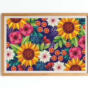 Può includere: Una stampa incorniciata con un motivo floreale colorato con girasoli, fiori rosa e foglie verdi su uno sfondo blu scuro.