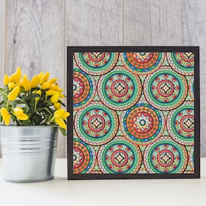 Peut inclure: Une impression encadrée avec un motif géométrique coloré de cercles qui se chevauchent dans des tons de rouge, bleu, vert, jaune et orange. Les cercles ont un design de type mandala avec des détails complexes.