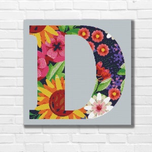 Patrón de punto de cruz de la letra D del alfabeto de alfombra floral - Descargar PDF