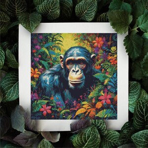 Puede incluir: Un chimpancé con una expresión seria se sienta en un exuberante entorno de jungla. El chimpancé está rodeado de flores y follaje vibrantes en tonos de rosa, rojo, naranja, amarillo y verde.