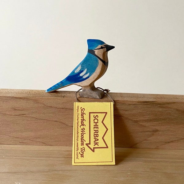 Pájaro Blue Jay pintado a mano, figura TOY de madera WALDORF de Scherbak. Casa de muñecas 1:12. ¡Hecho con amor!