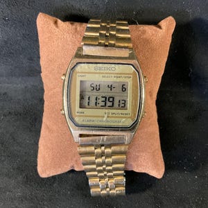 Vintage Seiko A904-5009 Digital Quartz Alarm Chronograph Wrist Watch - GOLD - Pre-Owned - Alarm/Stopwatch/Calendar/Light Working Condition