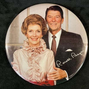 Vintage Ronald and Nancy Reagan Photo 6” Pin - 1981 Ronald & Nancy Reagan Presidential Campaign Pinback/Button Cardboard Frame Fold-Out