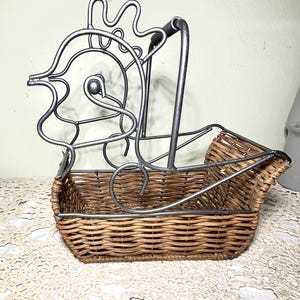 Vintage Wire Chicken Basket with Wicker Base – Farmhouse Kitchen Egg Holder – Hen Shaped Country Decor