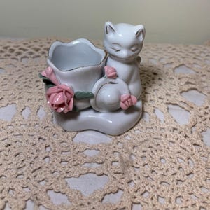 Vintage White Ceramic/Porcelain Cat Figure Collectible Decorative Animal Sculpture