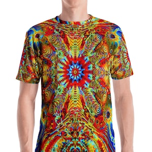 Puede incluir: Una camiseta psicodélica con un patrón de remolinos coloridos. El diseño presenta una estrella central con colores rojo, amarillo, azul y verde.