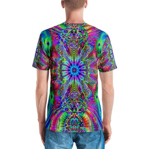 Puede incluir: Una camiseta psicod&eacute;lica con un patr&oacute;n colorido e intrincado de formas y colores que giran. El dise&ntilde;o se centra en una gran figura con forma de estrella.