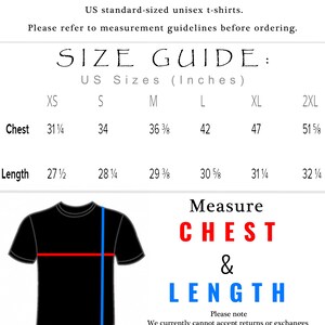 Puede incluir: Tabla de tallas para una camiseta unisex con medidas en pulgadas para el pecho y la longitud. La tabla muestra las tallas desde XS hasta 2XL. La tabla incluye una ilustraci&oacute;n en blanco y negro de una camiseta con l&iacute;neas rojas y azules que indican d&oacute;nde medir.