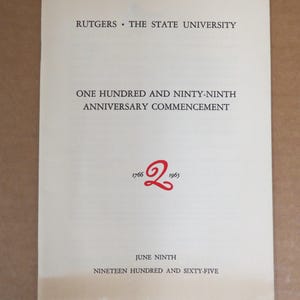 Könnte beinhalten: Ein cremefarbenes, altes Abschluss-Programm der Rutgers University. Der Text lautet "Rutgers - The State University" und "One Hundred and Ninty-Ninth Anniversary Commencement". Enthält das Datum "June Ninth, Nineteen Hundred and Sixty-Five."