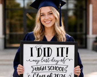 Cartello stampabile "Ultimo giorno di liceo", Cartello per la laurea della classe del 2026, Accessorio per foto di fine anno scolastico "Ce l'ho fatta!", Poster in bianco e nero scaricabile immediatamente