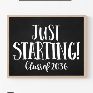 Może przedstawiać: Czarna tablica z napisem "JUST STARTING! Class of 2036" w kolorze białym.