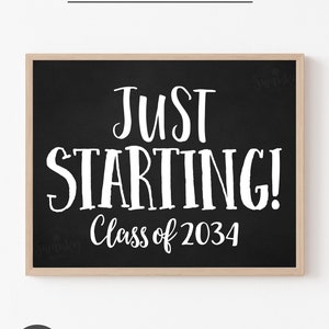 Può includere: Segno nero di lavagna con testo bianco che dice "Just Starting! Class of 2034".
