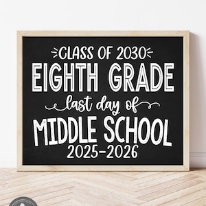 Può includere: Un cartello lavagna incorniciato con la scritta "CLASS OF 2030 EIGHTH GRADE last day of MIDDLE SCHOOL 2025-2026" in lettere bianche. Il cartello ha una cornice in legno chiaro ed è posto su uno sfondo in legno chiaro.