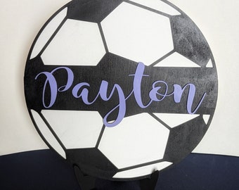 Plaque ronde en bois personnalisée pour prénom de chambre de bébé avec nom personnalisé, cadeau de baby shower, décoration de chambre de bébé sur le thème du football, nom de bébé