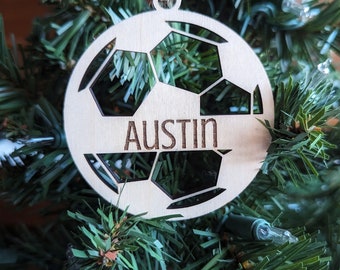 Ornement de Noël personnalisé - Décor d’arbre de Noël - Cadeau de Noël personnalisé - Décor de Noël en bois - Football cadeau en bois personnalisé